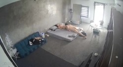黑客破解家庭网络摄像头偷拍住毛坯房的年轻情侣疯狂做爱有时一天做爱几次 截图16