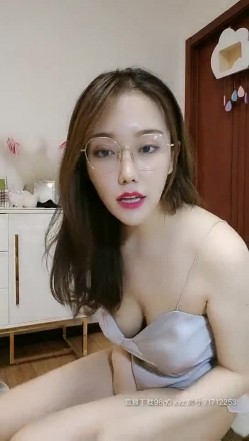 【女神驾到】极品高颜大奶眼镜美女挤奶自慰 这种性感肉肉但是又不胖的身材玩起来实在太舒服了 截图10