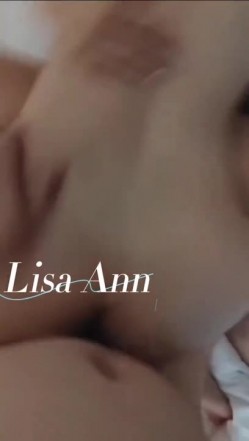 顶级性感尤物女神【LisaAnn】群P淫乱盛宴，绿帽老公带小母狗娇妻体验多跟肉棒的快感 被干的哭腔呻吟 极度淫骚 截图12