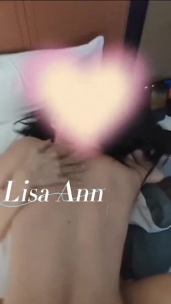 顶级性感尤物女神【LisaAnn】群P淫乱盛宴，绿帽老公带小母狗娇妻体验多跟肉棒的快感 被干的哭腔呻吟 极度淫骚 截图15
