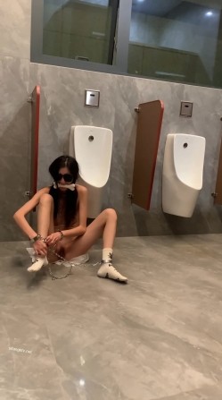 【重磅核弹】超高颜值车模女神【太子妃】SM调教露出啪啪 截图4