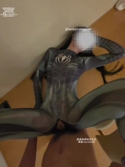 推特新晋极品反差气质少妇真实淫妻长腿御姐「北北从前」穿上蜘蛛服化身淫乱的蜘蛛女侠，被两位男人互相车轮抽插 截图13