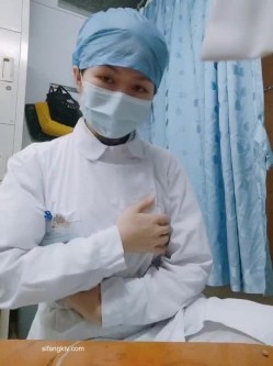 【精品真实泄露】淫荡母狗极品反差婊 广西小护士淫荡少妇上班脱衣露出 截图2