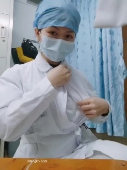 【精品真实泄露】淫荡母狗极品反差婊 广西小护士淫荡少妇上班脱衣露出 截图3