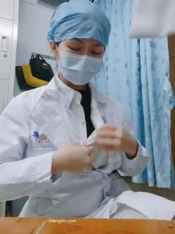 【精品真实泄露】淫荡母狗极品反差婊 广西小护士淫荡少妇上班脱衣露出 截图4