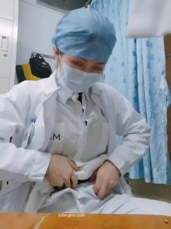 【精品真实泄露】淫荡母狗极品反差婊 广西小护士淫荡少妇上班脱衣露出 截图5
