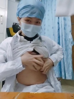 【精品真实泄露】淫荡母狗极品反差婊 广西小护士淫荡少妇上班脱衣露出 截图6