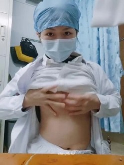 【精品真实泄露】淫荡母狗极品反差婊 广西小护士淫荡少妇上班脱衣露出 截图7