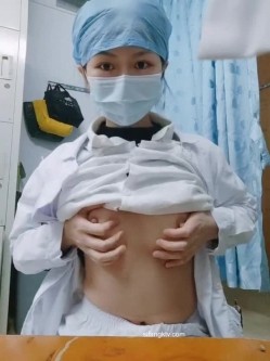 【精品真实泄露】淫荡母狗极品反差婊 广西小护士淫荡少妇上班脱衣露出 截图8
