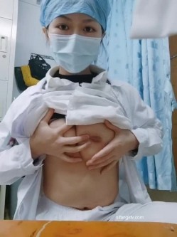 【精品真实泄露】淫荡母狗极品反差婊 广西小护士淫荡少妇上班脱衣露出 截图10