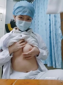 【精品真实泄露】淫荡母狗极品反差婊 广西小护士淫荡少妇上班脱衣露出 截图11