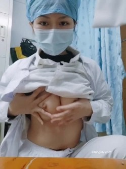 【精品真实泄露】淫荡母狗极品反差婊 广西小护士淫荡少妇上班脱衣露出 截图12