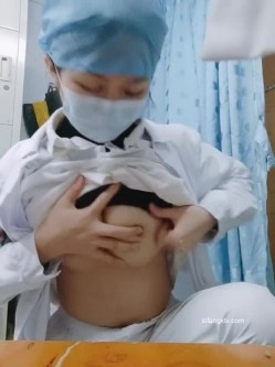 【精品真实泄露】淫荡母狗极品反差婊 广西小护士淫荡少妇上班脱衣露出 截图14