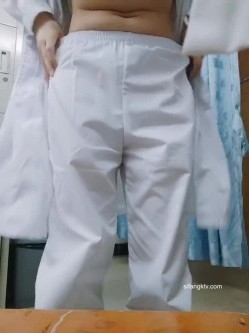【精品真实泄露】淫荡母狗极品反差婊 广西小护士淫荡少妇上班脱衣露出 截图15
