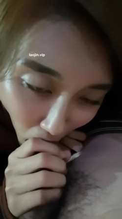 【男友泄密】，极品长腿车模女友做爱流出，女神床上如此顺从，主动口交，被操轻声呻吟陶醉 截图4