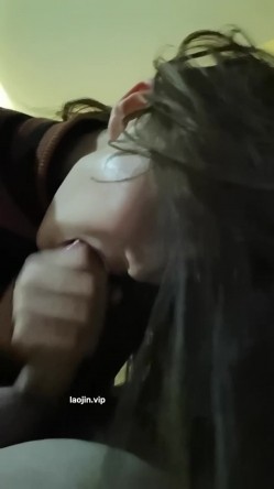 【男友泄密】，极品长腿车模女友做爱流出，女神床上如此顺从，主动口交，被操轻声呻吟陶醉 截图12