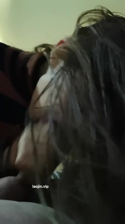 【男友泄密】，极品长腿车模女友做爱流出，女神床上如此顺从，主动口交，被操轻声呻吟陶醉 截图13