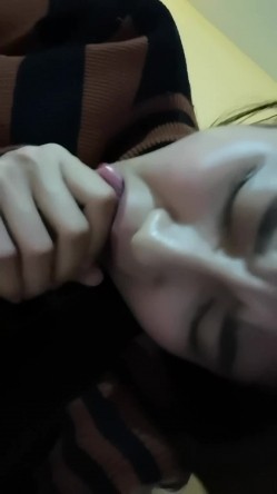 【男友泄密】，极品长腿车模女友做爱流出，女神床上如此顺从，主动口交，被操轻声呻吟陶醉 截图16