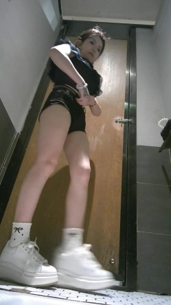 夜总会女厕高清后拍两个小姐尿尿增高鞋美女大量大姨妈血直流 ️高跟鞋美女菊花跟逼擦的很仔细干净 截图6