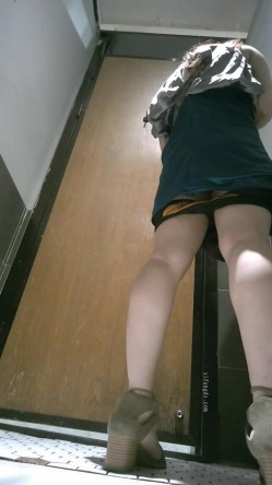 夜总会女厕高清后拍两个小姐尿尿增高鞋美女大量大姨妈血直流 ️高跟鞋美女菊花跟逼擦的很仔细干净 截图13