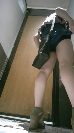 夜总会女厕高清后拍两个小姐尿尿增高鞋美女大量大姨妈血直流 ️高跟鞋美女菊花跟逼擦的很仔细干净 截图16