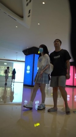 论坛VIP资源大师极限贴身CD超多漂亮小姐姐亮点多多各种骚丁露臀蕾丝骚内COSER美眉直接真空露逼 截图1