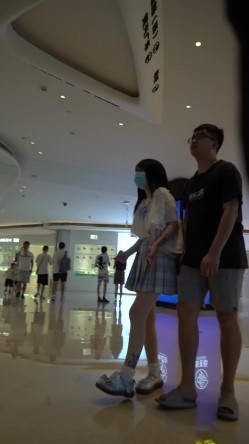 论坛VIP资源大师极限贴身CD超多漂亮小姐姐亮点多多各种骚丁露臀蕾丝骚内COSER美眉直接真空露逼 截图2