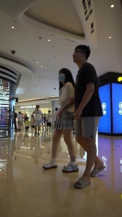 论坛VIP资源大师极限贴身CD超多漂亮小姐姐亮点多多各种骚丁露臀蕾丝骚内COSER美眉直接真空露逼 截图3