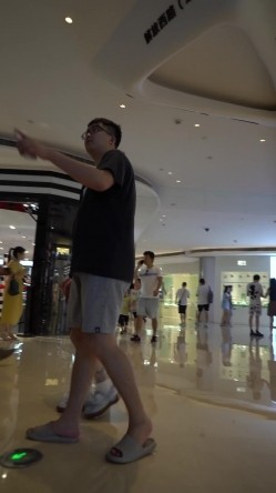 论坛VIP资源大师极限贴身CD超多漂亮小姐姐亮点多多各种骚丁露臀蕾丝骚内COSER美眉直接真空露逼 截图5