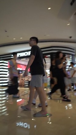 论坛VIP资源大师极限贴身CD超多漂亮小姐姐亮点多多各种骚丁露臀蕾丝骚内COSER美眉直接真空露逼 截图6
