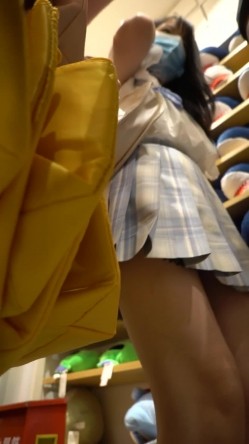 论坛VIP资源大师极限贴身CD超多漂亮小姐姐亮点多多各种骚丁露臀蕾丝骚内COSER美眉直接真空露逼 截图10