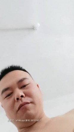 大哥的小女人全程露脸姨妈刚走就开干，抱在怀里吃奶子给狼友看骚逼，无套抽插爆草还有点血，射在翘屁股上 截图13