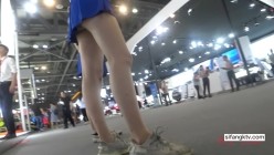 【最新 ️极品 ️抄底】最新流出车展偷拍抄底性感长腿车模 众展台极品模特一览无余 主持人骚内是亮点 蓝裙骚内 截图2
