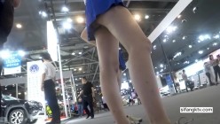 【最新 ️极品 ️抄底】最新流出车展偷拍抄底性感长腿车模 众展台极品模特一览无余 主持人骚内是亮点 蓝裙骚内 截图6