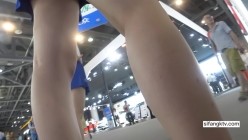 【最新 ️极品 ️抄底】最新流出车展偷拍抄底性感长腿车模 众展台极品模特一览无余 主持人骚内是亮点 蓝裙骚内 截图11