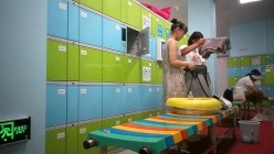 女人坑女人！游泳馆女宾换衣间内部真实曝光，超高颜值美少女身材真好，而且还是保守型的 截图1