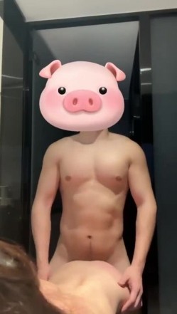 小红书上认识的北京车模，175和190的身高后入特别合适，大鸡巴插进去的那一刻，骚水就流出来了 截图1