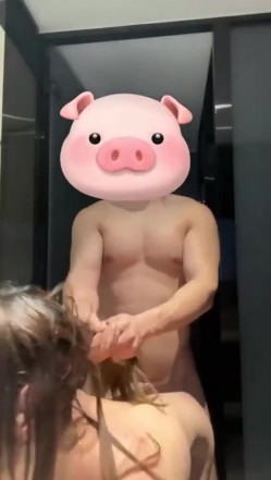 小红书上认识的北京车模，175和190的身高后入特别合适，大鸡巴插进去的那一刻，骚水就流出来了 截图2