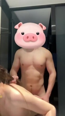 小红书上认识的北京车模，175和190的身高后入特别合适，大鸡巴插进去的那一刻，骚水就流出来了 截图3