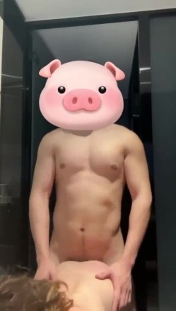 小红书上认识的北京车模，175和190的身高后入特别合适，大鸡巴插进去的那一刻，骚水就流出来了 截图5