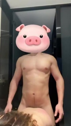 小红书上认识的北京车模，175和190的身高后入特别合适，大鸡巴插进去的那一刻，骚水就流出来了 截图6