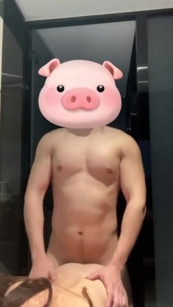 小红书上认识的北京车模，175和190的身高后入特别合适，大鸡巴插进去的那一刻，骚水就流出来了 截图7