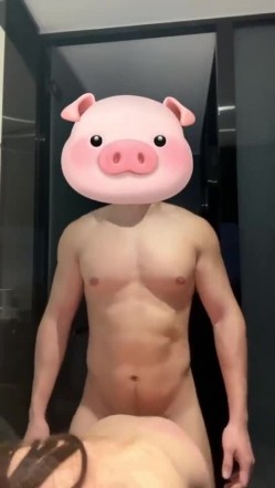 小红书上认识的北京车模，175和190的身高后入特别合适，大鸡巴插进去的那一刻，骚水就流出来了 截图8