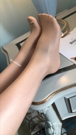 推特顶级美腿甜美女神-霏霏 100%的大眼睛小仙女 明星颜值！大尺度自拍VIP版五套【完美丝袜美腿大长腿】露半逼让人欲罢不能 截图3