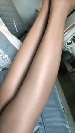 推特顶级美腿甜美女神-霏霏 100%的大眼睛小仙女 明星颜值！大尺度自拍VIP版五套【完美丝袜美腿大长腿】露半逼让人欲罢不能 截图4