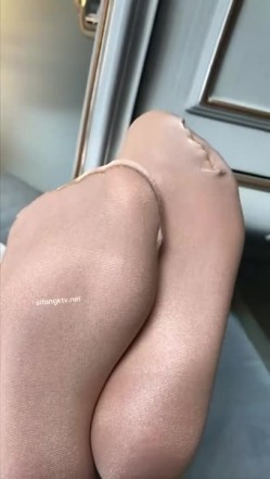 推特顶级美腿甜美女神-霏霏 100%的大眼睛小仙女 明星颜值！大尺度自拍VIP版五套【完美丝袜美腿大长腿】露半逼让人欲罢不能 截图10