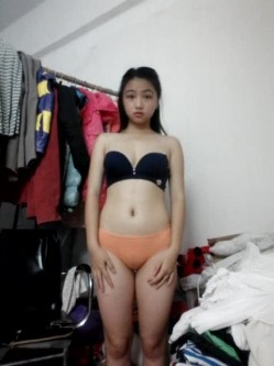 浙江某艺校小美女太漂亮了试衣间还各种衣服卖萌脱衣自拍视频9部 小小年纪就展示出那么性感的身材 我就想问下价格多少 截图8