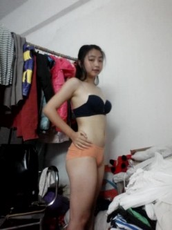 浙江某艺校小美女太漂亮了试衣间还各种衣服卖萌脱衣自拍视频9部 小小年纪就展示出那么性感的身材 我就想问下价格多少 截图10