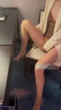 九头身御姐女神【Susie_7777】户外调教喷水！你以为的端庄高雅的女神私下是什么样子的吗？到处发骚求草的母狗而已 截图3