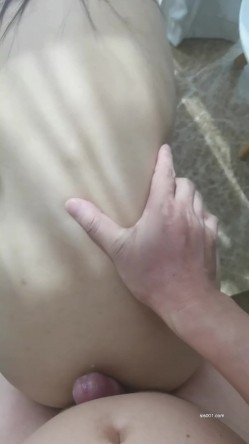小情侣日常爱爱 可不可以试一下这里 下次姨妈来了就可以用了 偷偷把套摘了 差点内射 截图1